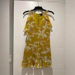 Marciano Desert Bloom Yellow White Shorts Size 4, New with tag.